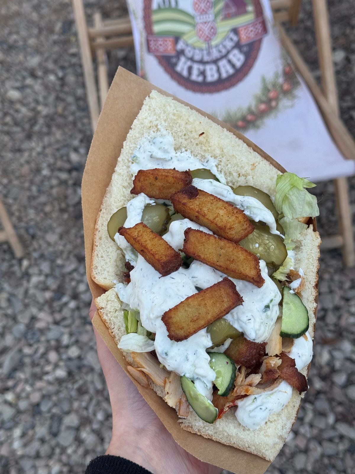 Kebab w bułce z frytkami, ogórkami i sosem czosnkowym